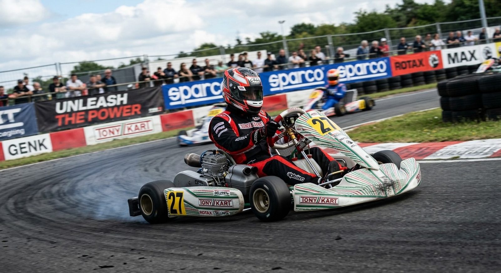 Racekart met beplakking in de bocht